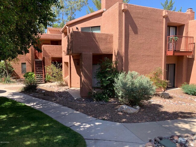 Building Photo - 5051 N Sabino Canyon Rd