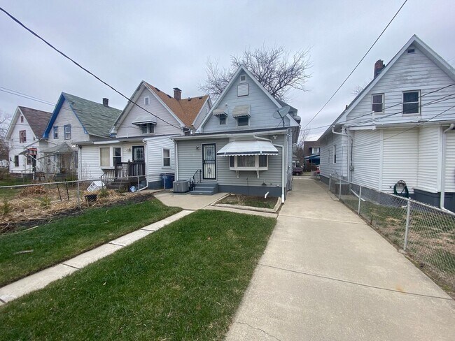 Building Photo - 3 Bed 2 Bath