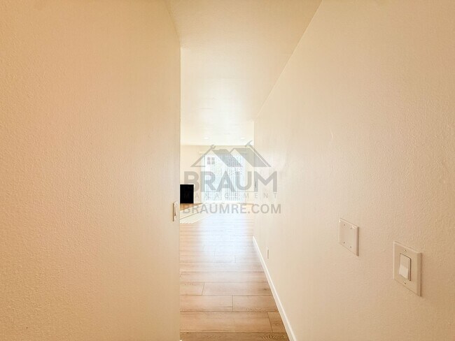 Foto del edificio - 14249 Friar St