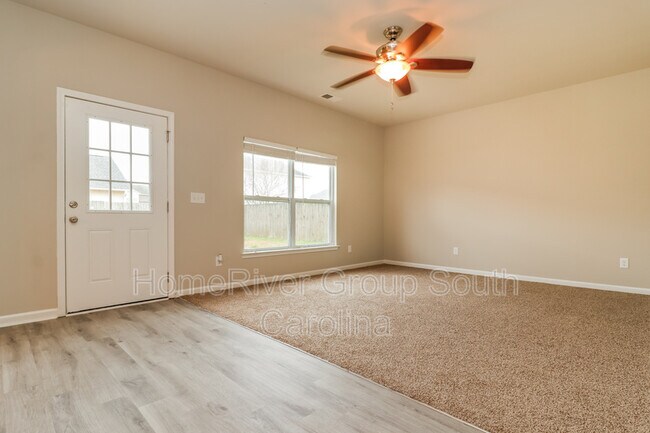 Foto del edificio - 240 Meadow Wood Rd