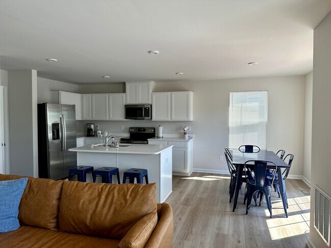 Sala de estar, cocina y comedor en la planta principal - 149 Thicket Dr