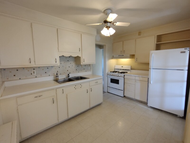 34460 Beachpark Dr Unit 2, Eastlake, OH 44095 Room for Rent in