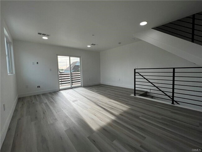 Building Photo - 215 E 29th St