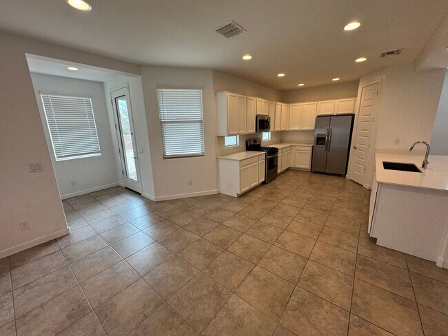 Foto del edificio - Beautiful Surprise Home: 4 Bd, 3 Ba