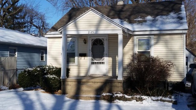 Building Photo - 2125 E Grandview Ave
