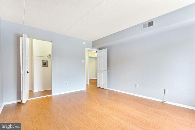 Building Photo - 6215 Hilltop Dr
