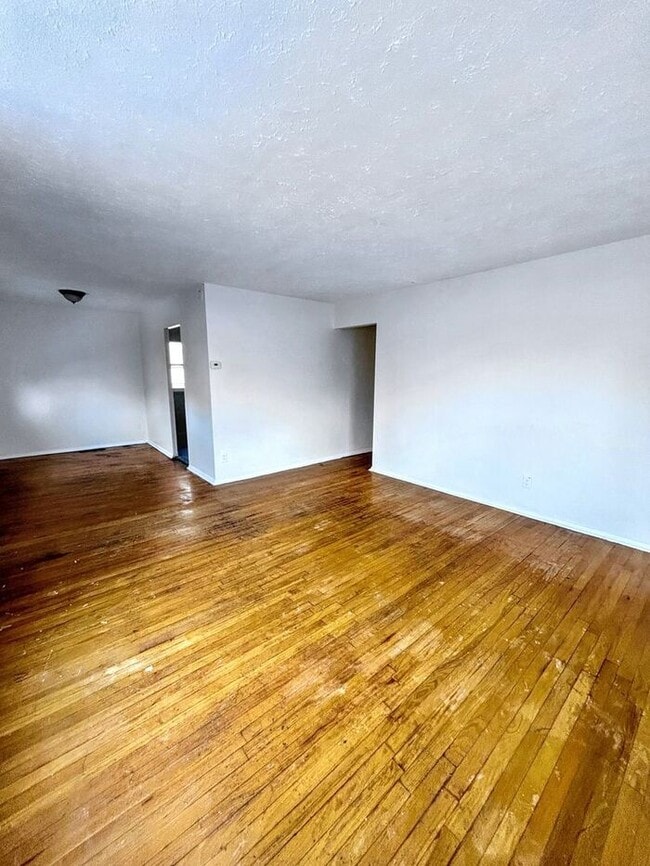 Building Photo - Charming 3-Bedroom Home with Natural Light...
