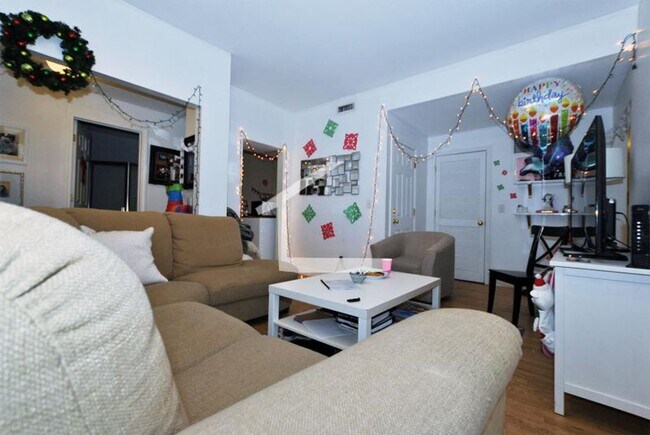 Foto del edificio - $1k Utilities Rebate Promo! Fab Apt near BU in ideal Location!  2 Full baths, XL rooms & back porch!