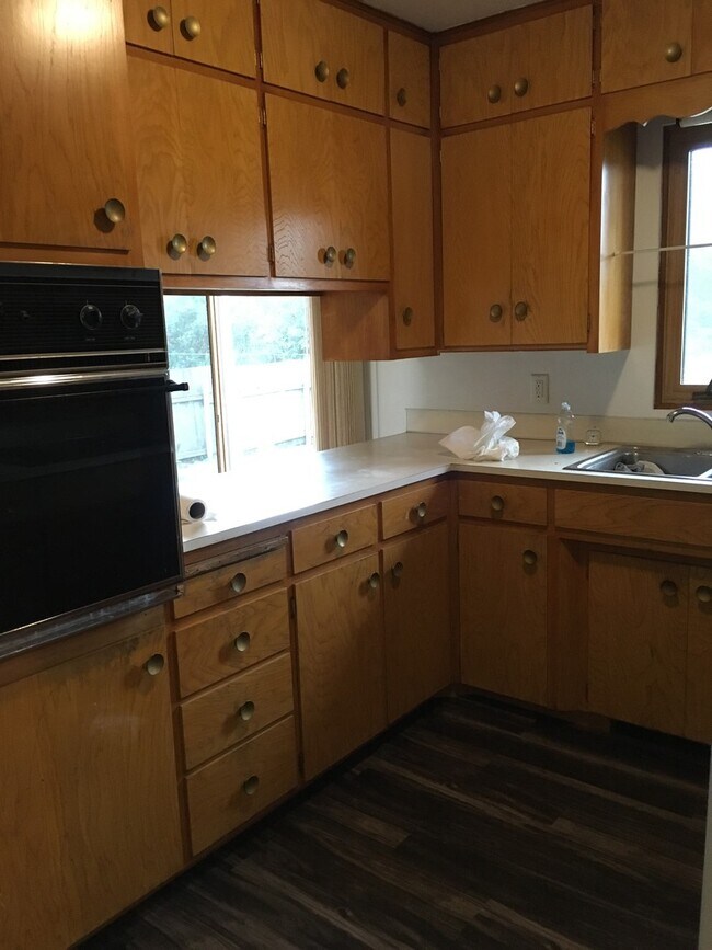 Building Photo - 3 Bedroom, 1 Bath Single Family Home locat...