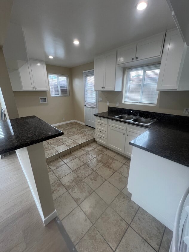 Foto principal - Single Family Home - 14823 Lemoli Ave
