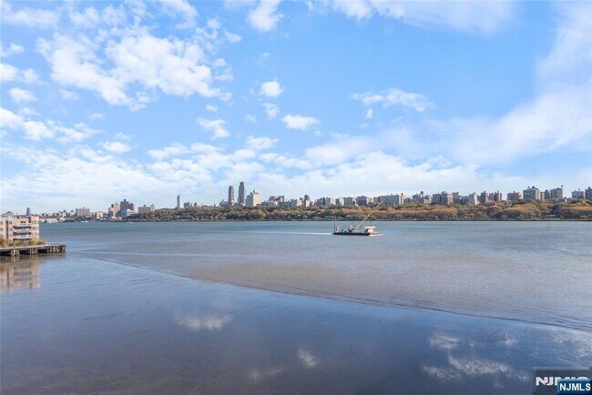 Building Photo - 302 The Promenade