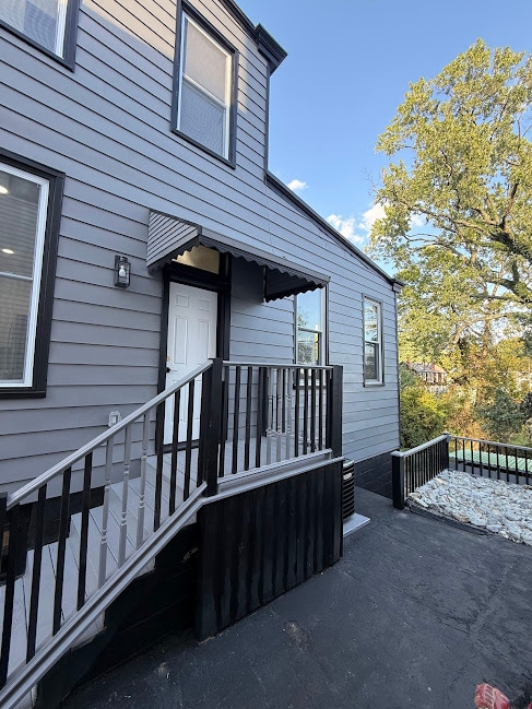 LADO DERECHO CON ENTRADA PARA AUTOS - 924 McPherson Ave