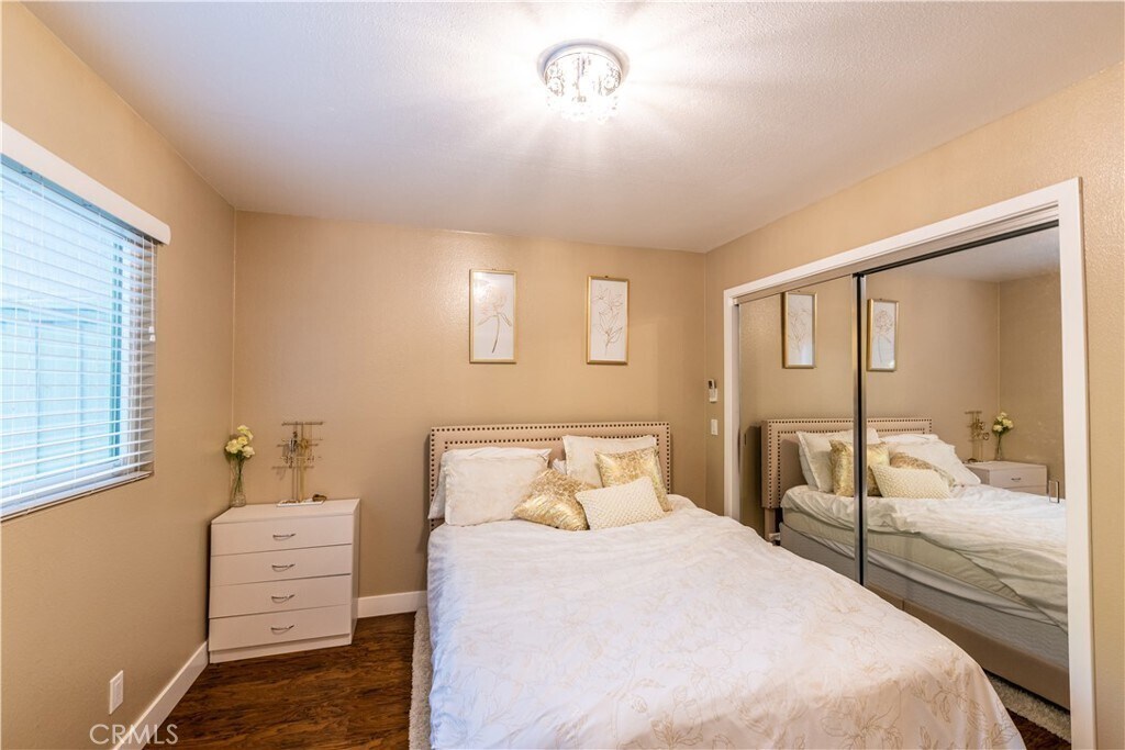 Foto principal - 23821 Hillhurst Dr