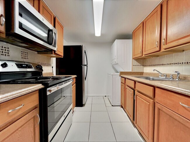 Building Photo - 865 Sky Lake Cir