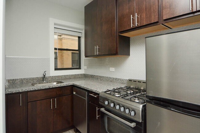 Building Photo - 533 W Belden Ave