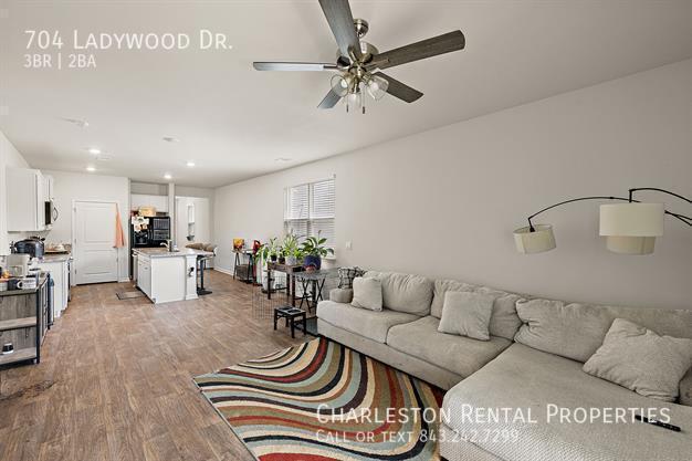 Foto del edificio - 704 Ladywood Dr