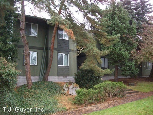 Building Photo - 415 N Oak St