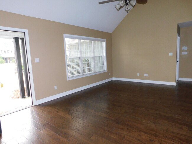 Foto del edificio - 4 bedroom in Crestwood-convenient location