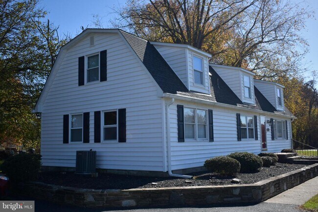 Building Photo - 850 Revolution St