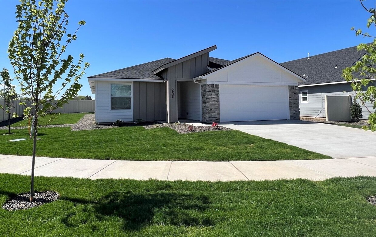 Foto principal - Newer 3 bed 2 bath with a home office just...