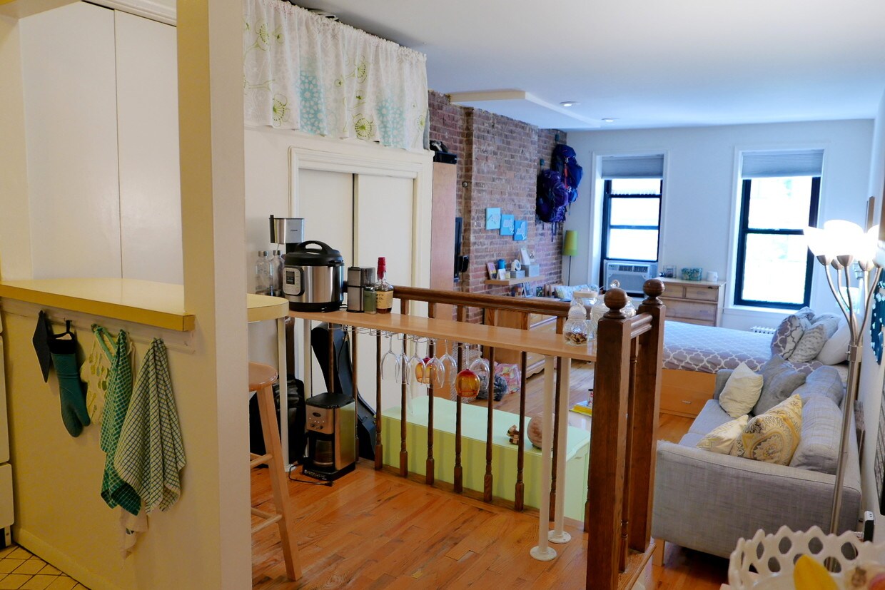 Primary Photo - 353 Amsterdam Ave