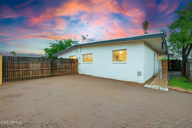 Foto del edificio - 1102 N April Cir