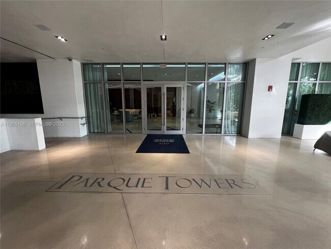 Foto del edificio - 300 Sunny Isles Blvd