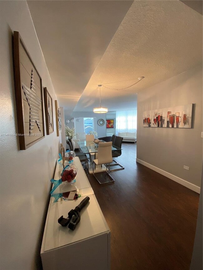 Building Photo - 905 Brickell Bay Dr