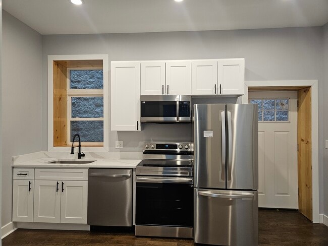 Building Photo - 831 S Western Ave