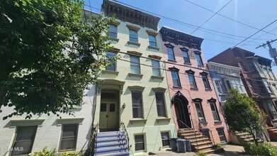 Building Photo - 11 Elm St