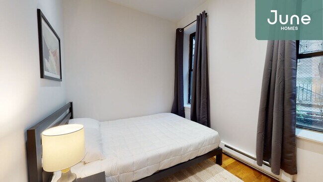 Building Photo - ROOM ONLY in 3-bed/1.0-bath Home