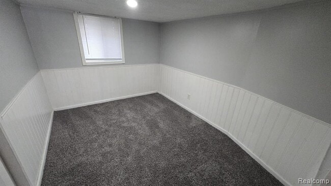 Building Photo - 832 Farnsworth Rd