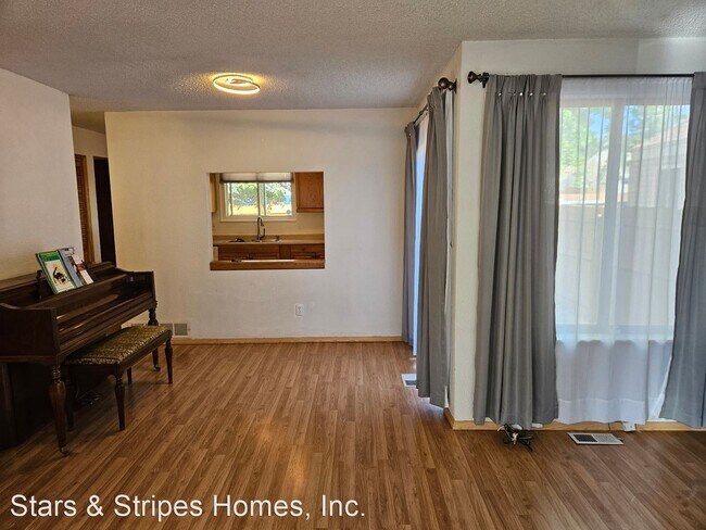 Foto del edificio - 3 br, 1.5 bath House - 16390 E Radcliff Pl...