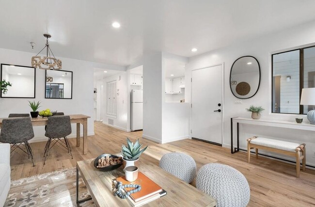 Building Photo - Exceptionally Upgraded First Floor Cedar C...