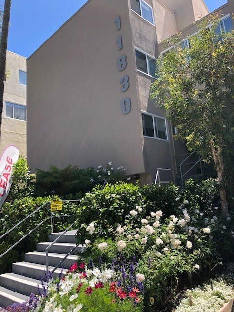 Foto del edificio - 11830 Darlington Ave