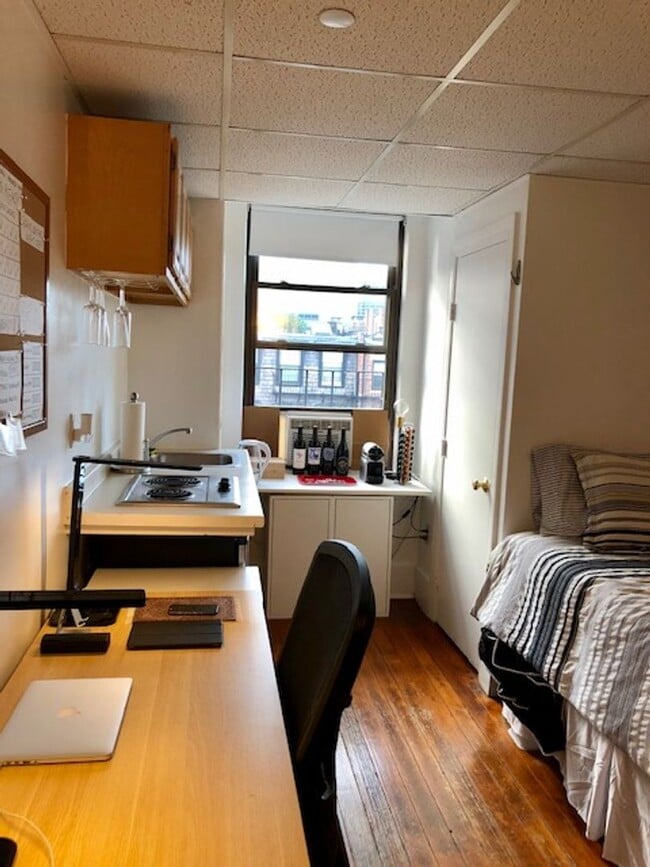 Building Photo - Beautiful Studio Right on Beacon St