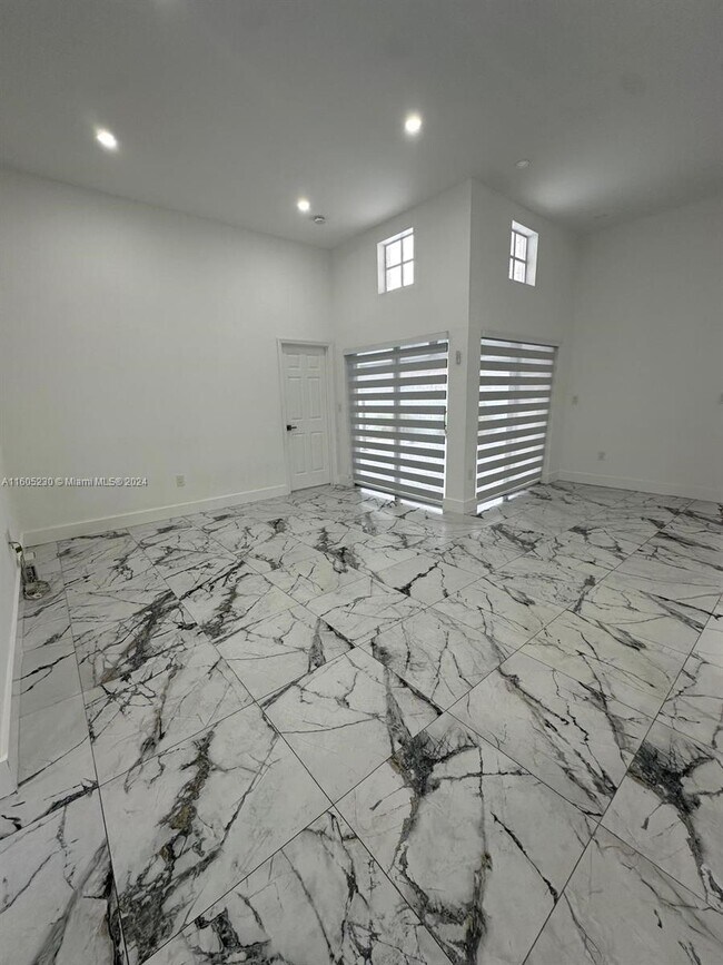 Foto del edificio - 680 NW 124th Pl