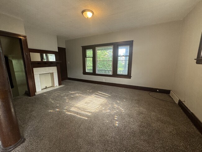 Building Photo - 9013/15 Yale Avenue - 2