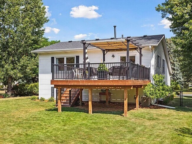 Building Photo - Gorgeous 4 Bedroom in Desirable Mahtomedi ...