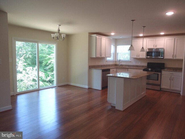 Foto del edificio - 10302 Bluebird Ct