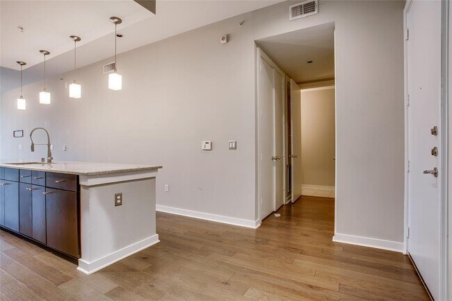Building Photo - 2950 McKinney Ave
