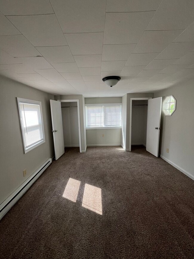 Building Photo - 2 bedroom, 1 bathroom House!