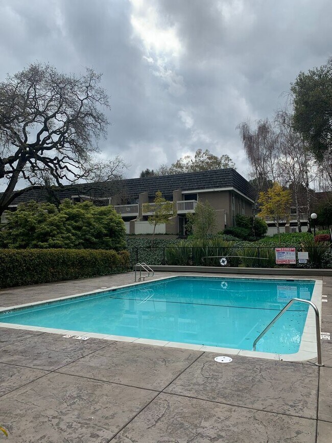 Foto del edificio - Lovely 2-Bedroom Apartment in Sharon Heights