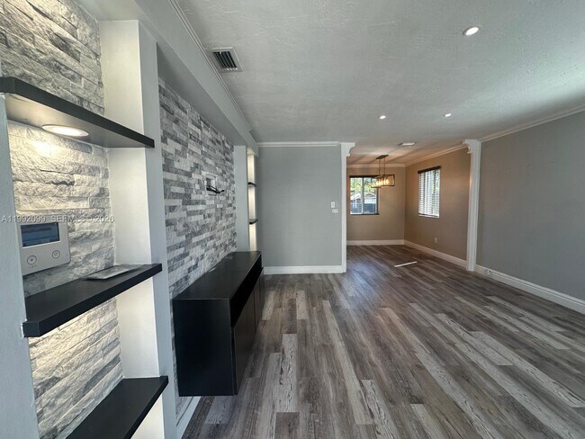 Foto del edificio - 1166 W 24th St