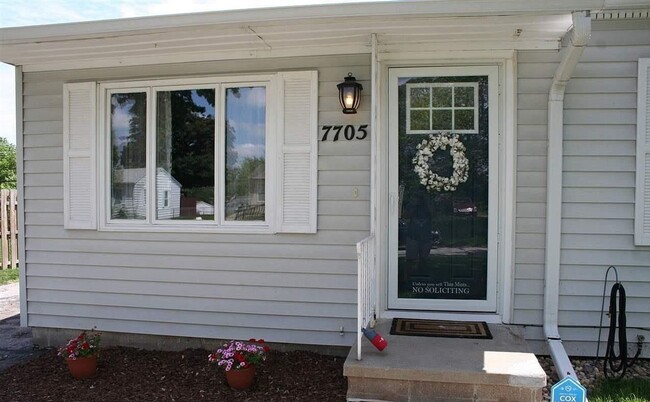 Building Photo - Charming home -  Coming open JUNE 15TH