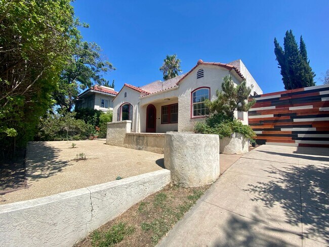 Foto del edificio - CHARMING! BACKYARD OASIS! REAL HARDWOOD FLOORS! FULL SIZED WASHER/DRYER! OFF OF ADAMS AVE!