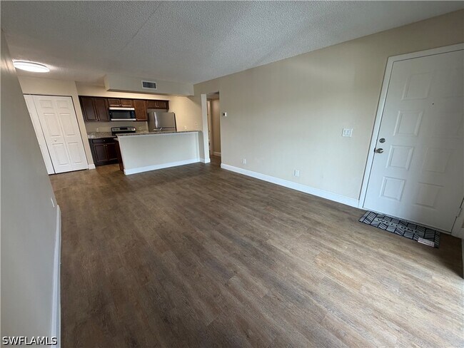 Building Photo - 5321 Summerlin Rd