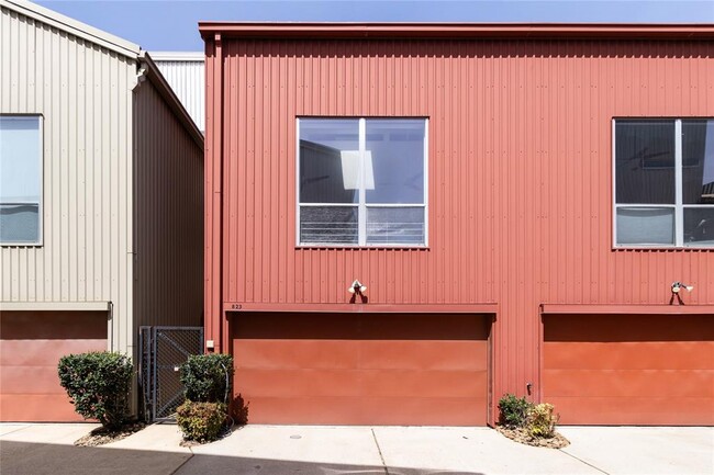 Building Photo - 823 Saulnier St