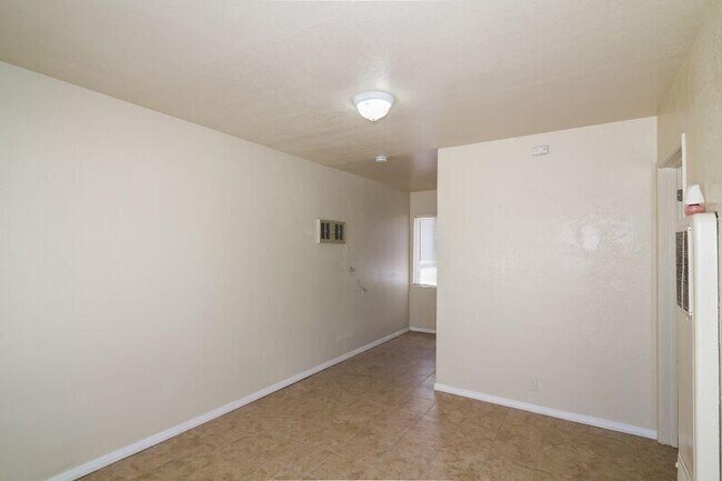 Building Photo - 2610 Desert St