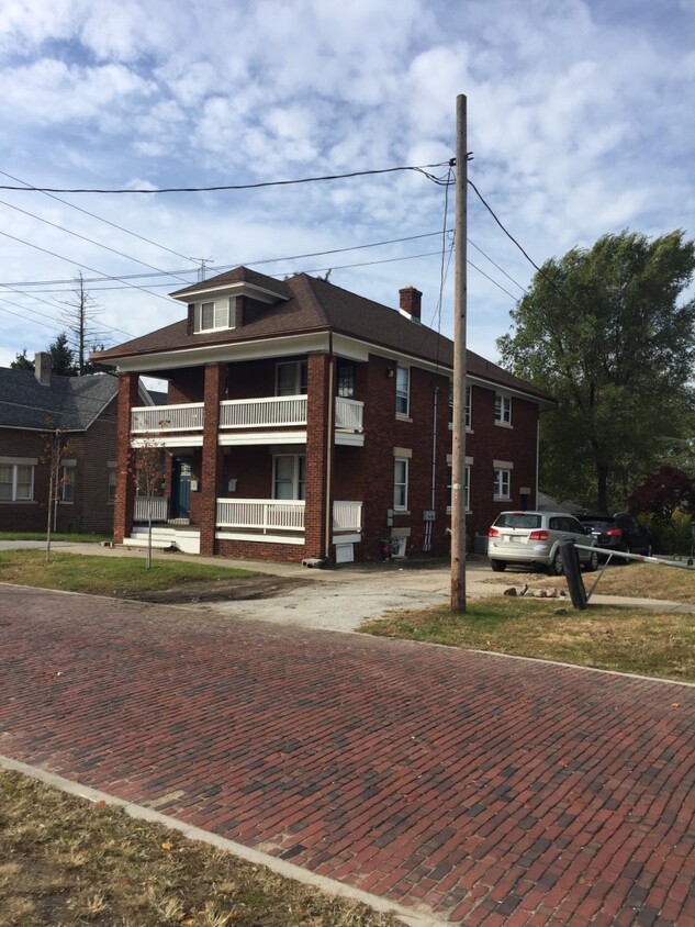 Front of Building facing York Street and Zorn - 207 York St